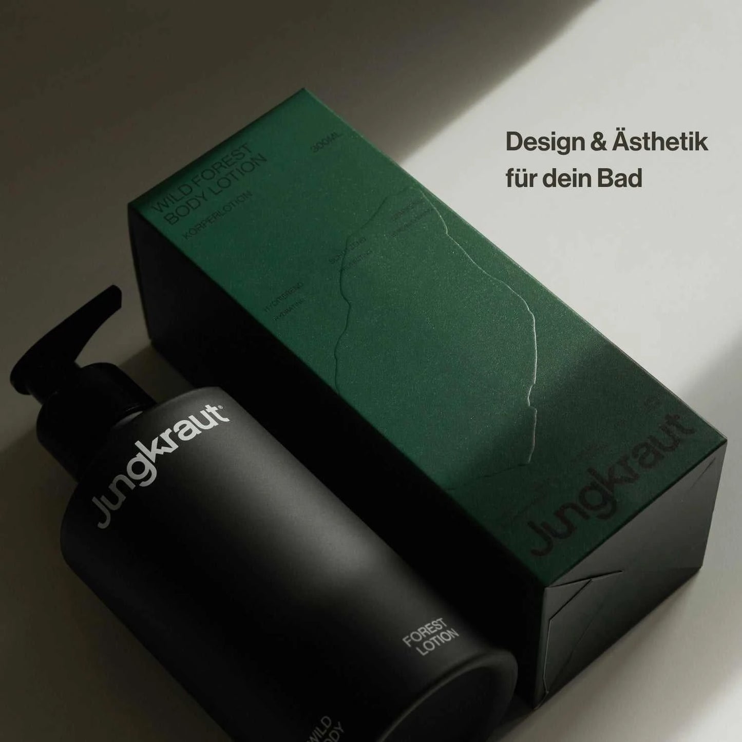 Jungkraut Wild Forest Body Lotion für Männer mit grüner Verpackung im weichen Licht, natürliche Pflege für Körper und Bad