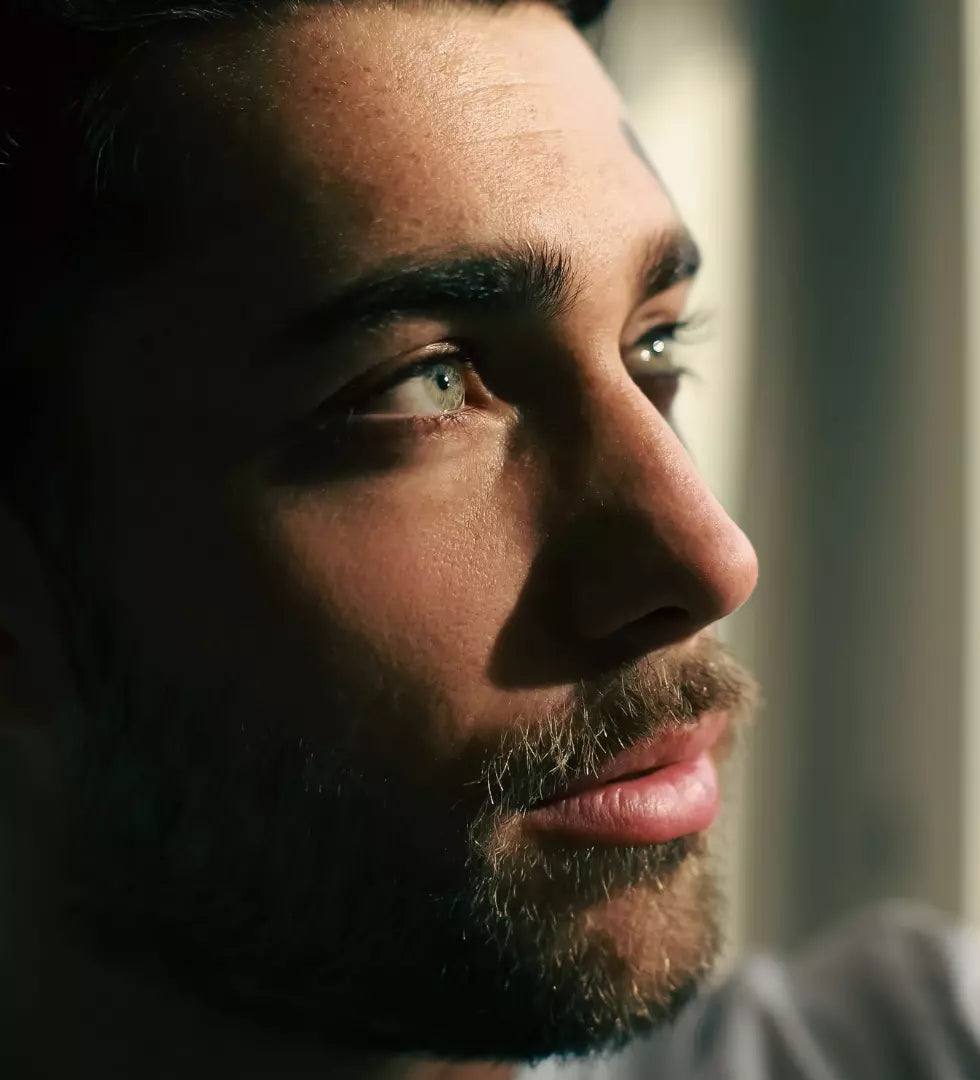 Gesichtsreinigung für Männer zur Vorbeugung glänzender und fettiger Haut im Sommer