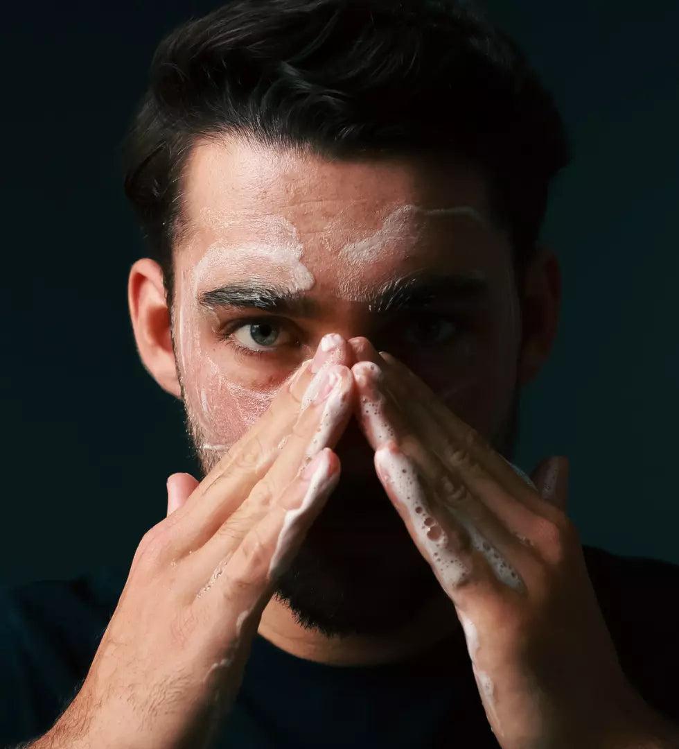 natürliche Gesichtsreinigung für Männer mit mildem Reinigungsgel und Feuchtigkeitspflege
