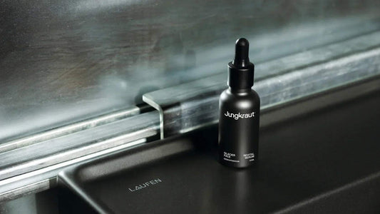 Glacier Revital Face Serum Flasche mit Schweizer Alpenhintergrund für Männerhautpflege