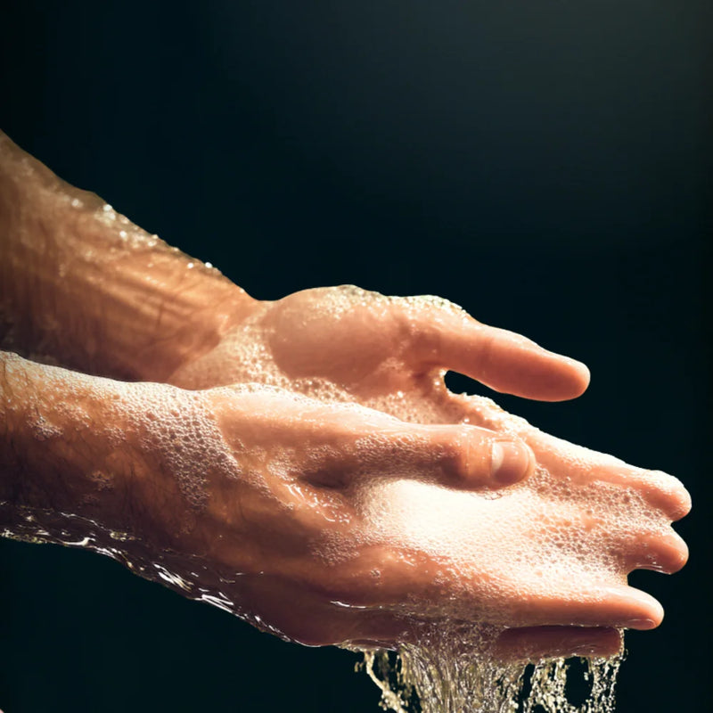 1 bis 2 Pumpstösse Mountain Rain Shower Gel aufschäumen, auf der nassen Haut einmassieren und abspülen.